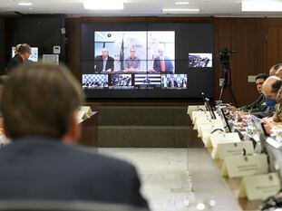 Bolsonaro assiste a fala do governador de Minas Gerais, Romeu Zema, durante videoconferência com políticos do Sudeste, na quarta.