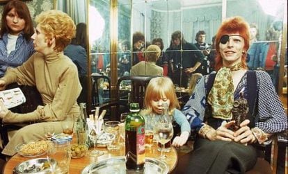 Bowie com Duncan Zowie Jones (futuro diretor de filmes como 'Moon' e 'Código fonte') fruto de sua relação com Angela Bowie, em Amsterdã em 1974