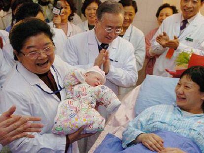 Autoridades visitam, em hospital de Pequim, menino considerado o habitante número 1.300.000.000 da China, em 2012.