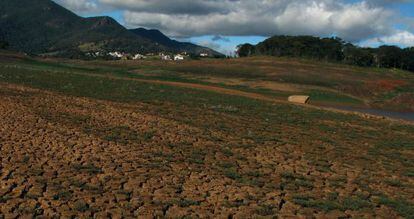 Imagem do reservatório do Cantareira em julho de 2014.