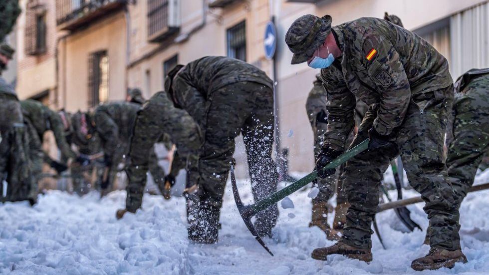 Profissionais das Forças Armadas foram mobilizados para ajudar na limpeza em Toledo.