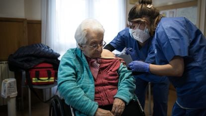 Enfermeiras vacinam uma idosa na residência geriátrica Pare Vilaseca de Igualada (Barcelona), na sexta-feira.