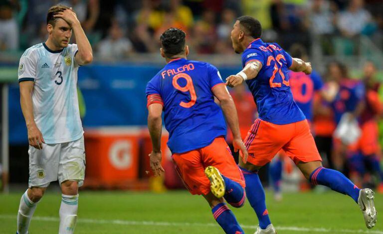 Enquanto Tagliafico lamenta, Falcao e Martinez comemoram o primeiro gol colombiano.