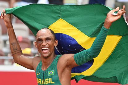 O atleta Alison dos Santos celebra a medalha de bronze após a final do 400 metros com barreiras, em Tóquio.