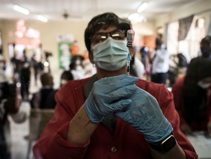 Enfermeiro prepara a vacina da Johnson & Johnson contra a covid-19 em um centro de saúde pública em Klerksdorp, África do Sul, em 21 de fevereiro de 2021.