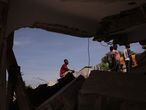 Un grupo de personas remueve escombros en una calle de Los Cayos.