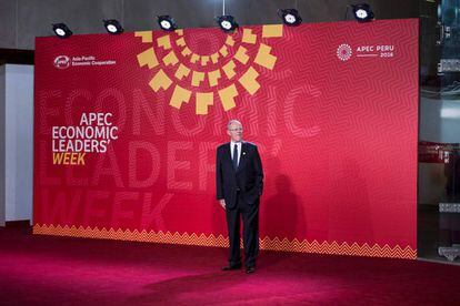 Pedro Pablo Kuczynski espera para cumprimentar os líderes que participaram da cúpula da APEC em Lima, em 19 de novembro.