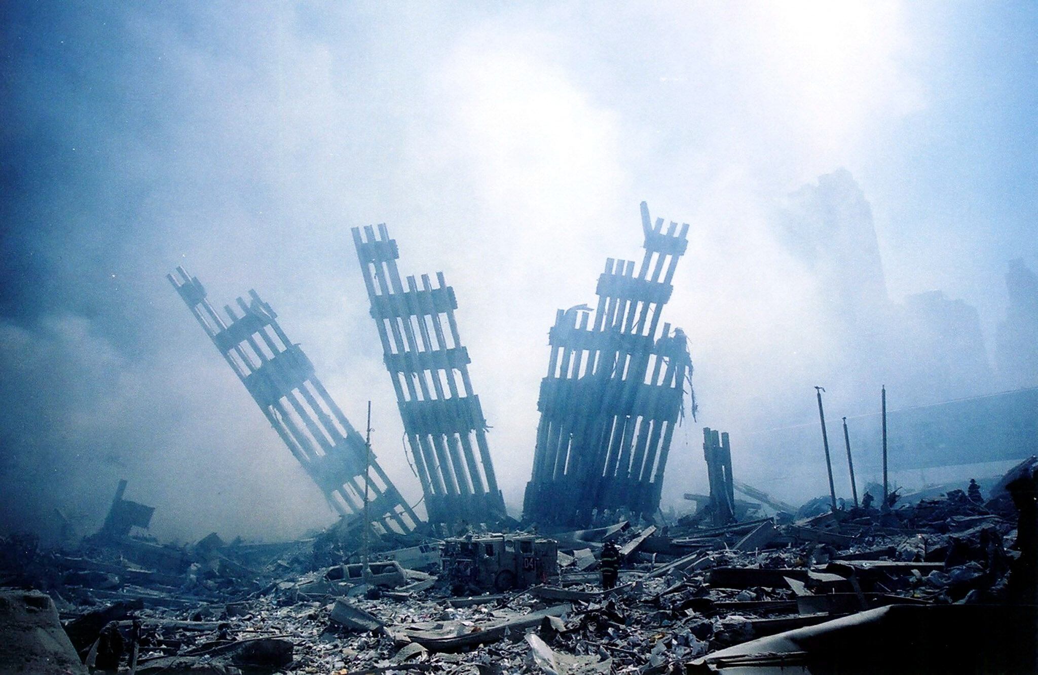 Restos das Torres Gêmeas de Nova York, depois dos atentados de 11 de Setembro de 2001.
