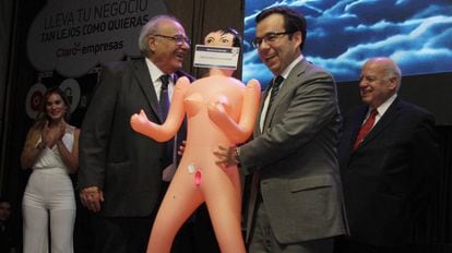 Roberto Fantuzzi, presidente da Asexma, e o ministro da Economia, Luis Felipe Céspedes, com a boneca inflável.