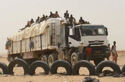 Um dos caminhões de transporte espera para passar por um posto de controle policial do Níger.