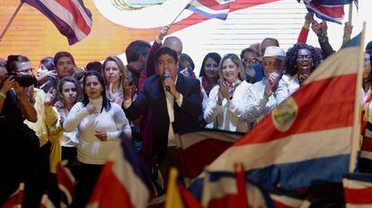 Carlos Alvarado comemora a vitória na eleição