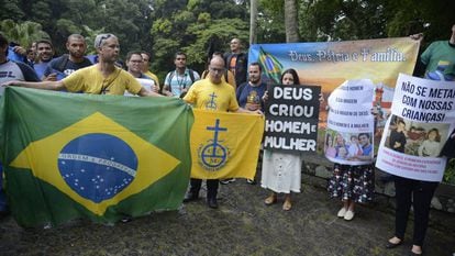Grupos opositores à abertura da mostra Queermuseu protestam no Parque Lage, no Rio de Janeiro, em agosto de 2018.