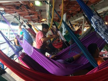 O interior do barco Clívia, saindo de Manaus.