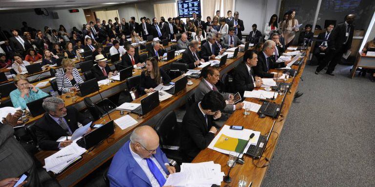 Senadores na Comissão de Constituição e Justiça.