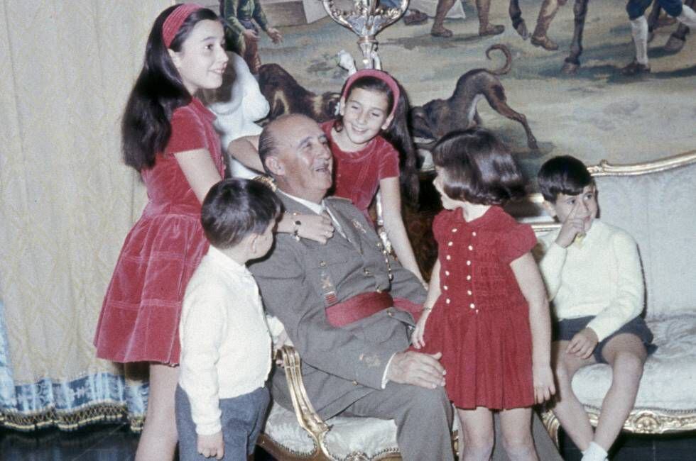 Franco com seus cinco netos mais velhos no Palácio de El Pardo.