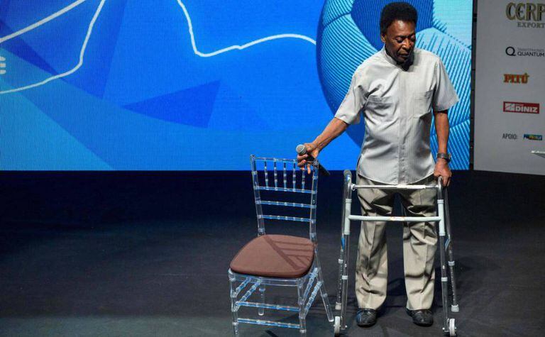 Pelé no ato da passada segunda-feira com um andador.