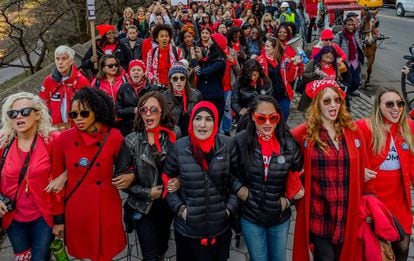 Nova York se tingiu de vermelho no dia 8 de março, Dia Internacional da Mulher.