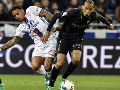 Fabinho disputa a bola com Depay, do Lyon.