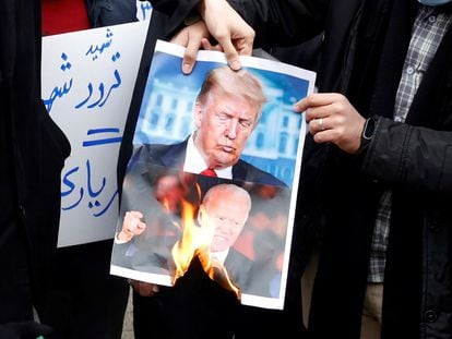 Manifestantes radicais protestam neste sábado em Teerã contra o assassinato do cientista nuclear.