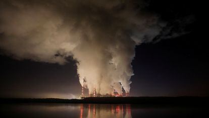 Usina a carvão de Belchatow, na Polônia.