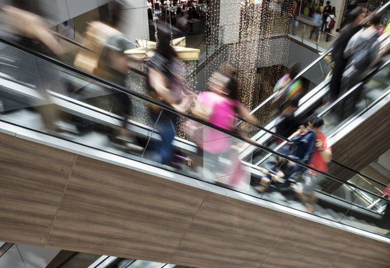 Uma panorâmica das escadas rolantes do shopping Costanera Center.