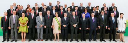 Dilma, ao centro, Temer, &agrave; sua esquerda, e os 39 ministros.