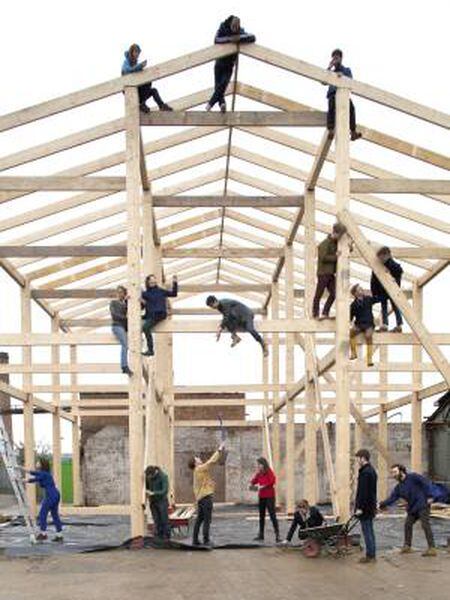 Os integrantes do Assemble, durante a construção da Sugargouse Studios, em Londres.