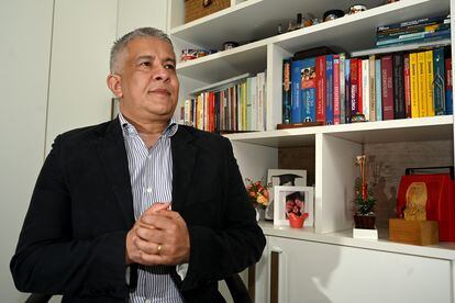 Wanderson Oliveira em seu apartamento em Brasília.