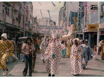 Imagem do primeiro desfile do Galo, chamado na época de Clube de Máscaras do Galo da Madrugada, em 1978, no bairro São José. Cerca de 75 "almas penadas" - a primeira fantasia do Clube - desfilaram naquele dia.