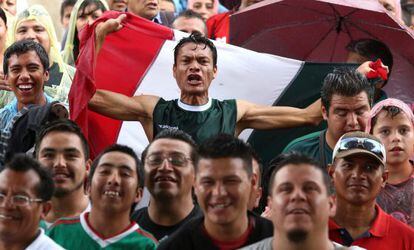Torcedores mexicanos durante México X Croácia.