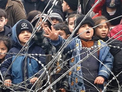 Crianças migrantes atrás da cerca que separa a Polônia de Belarus, em uma imagem de um vídeo divulgado pelo Governo polonês.