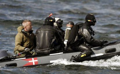 Mergulhadores do exército dinamarquês buscam restos da jornalista perto de Amager