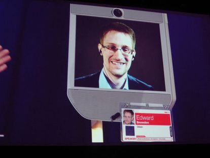 Snowden, na tela de um robô em Vancouver.
