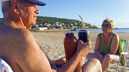 Um casal descansa na praia do Uruguai, que é o país da região que mais cuida dos idosos e possui níveis mais elevados de proteção social aos idosos.