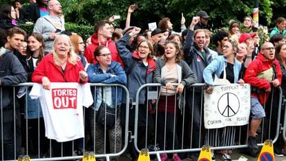 Partidários de Corbyn esperam o líder trabalhista, nesta quinta-feira, em Islington, Londres.