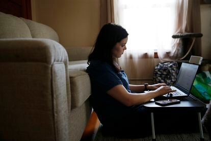 Uma mulher com sintomas persistentes de covid-19 trabalha em sua sala em Massachusetts (EUA), em agosto passado. 