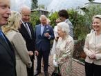 Isabel II habla con el presidente de EE UU, Joe Biden, y su esposa, Jill Biden, durante la recepción con los líderes del G7 en el Proyecto Edén en Cornualles, Inglaterra.