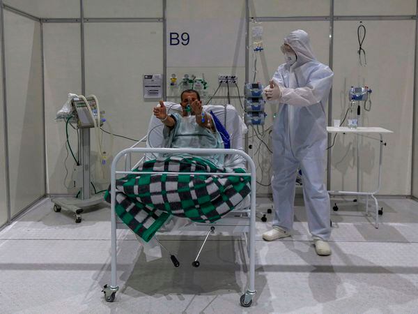 Um fisioterapeuta atende a um paciente com covid-19 no hospital de campanha do Anhembi, em 1 de julho.