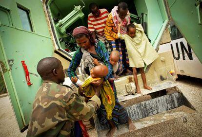 Uma somali leva seu filho com desnutrição aguda ao funcionário médico da Missão da União Africana na Somália (AMISOM).