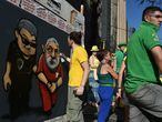 En la avenida Paulista, un grafitero retrata al expresidente Lula siendo detenido. 