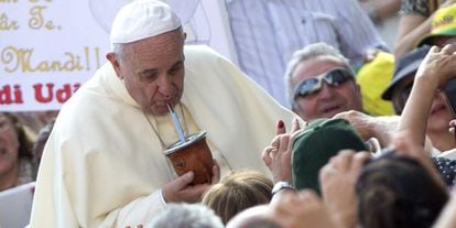 O papa Francisco bebe mate argentino, nesta quarta-feira.
