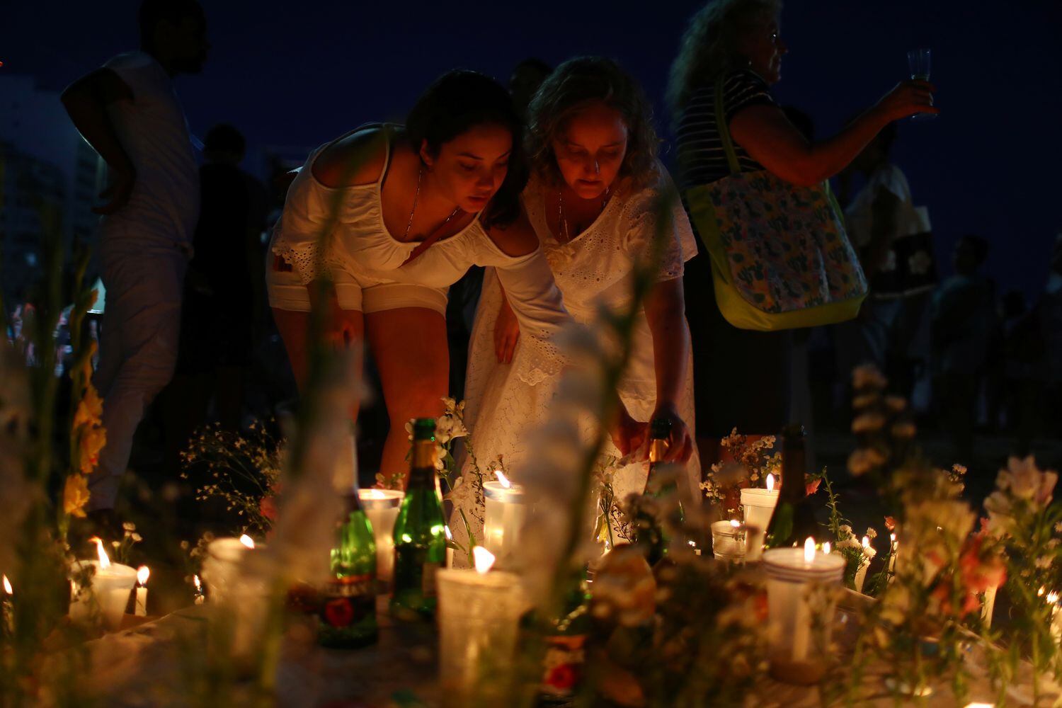 Fiéis fazem homenagem a Iemanjá na praia de Copacabana, no Rio de Janeiro, em ritual para o Ano Novo.