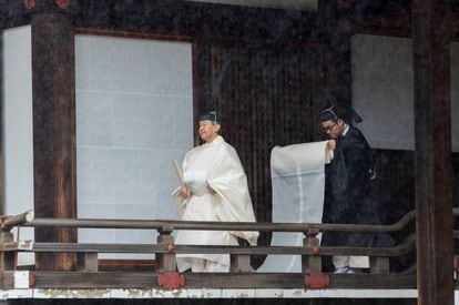 O imperador Naruhito caminha para o santuário de Kashikodokoro.