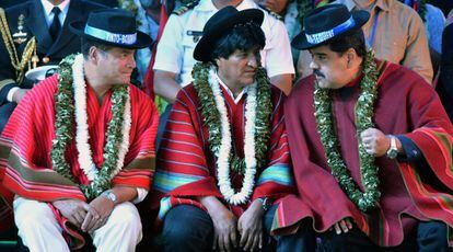 Maduro conversa com Morales e Correa, em uma reunião na Bolívia.