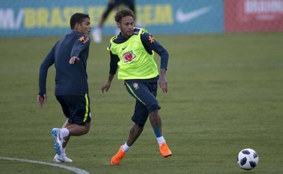 Neymar treina com Tiago Silva na Granja Comary.