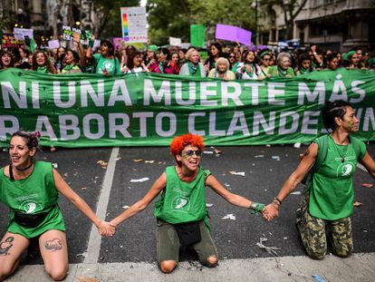 Mulheres protestam em frente ao Congreso argentino por uma lei de aborto legal, em março.