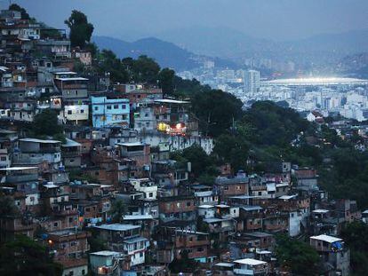 Moradias no Rio de Janeiro e, ao fundo, o estádio do Maracanã.