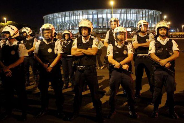 Policiais guardam o estádio Mané Garrincha, em Brasília.