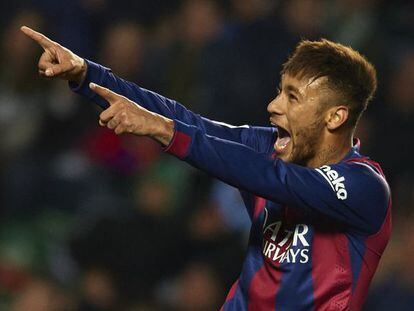 Neymar comemora um dos seus gols na vitória do Barcelona contra o Elche.