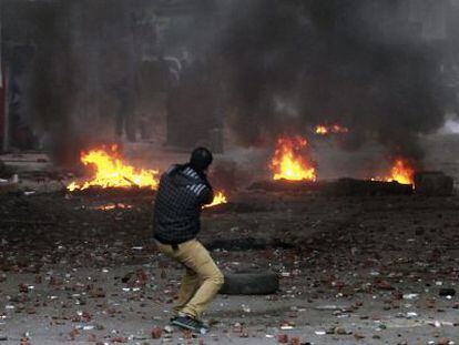 Um detrator da Hermandad lança pedras em uns distúrbios com os simpatizantes islamistas, em El Cairo , hoje.